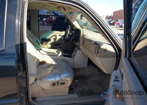 2001 Chevrolet Suburban C1500 z USA, uszkodzony, nr VIN 1GNEC16T71J245188